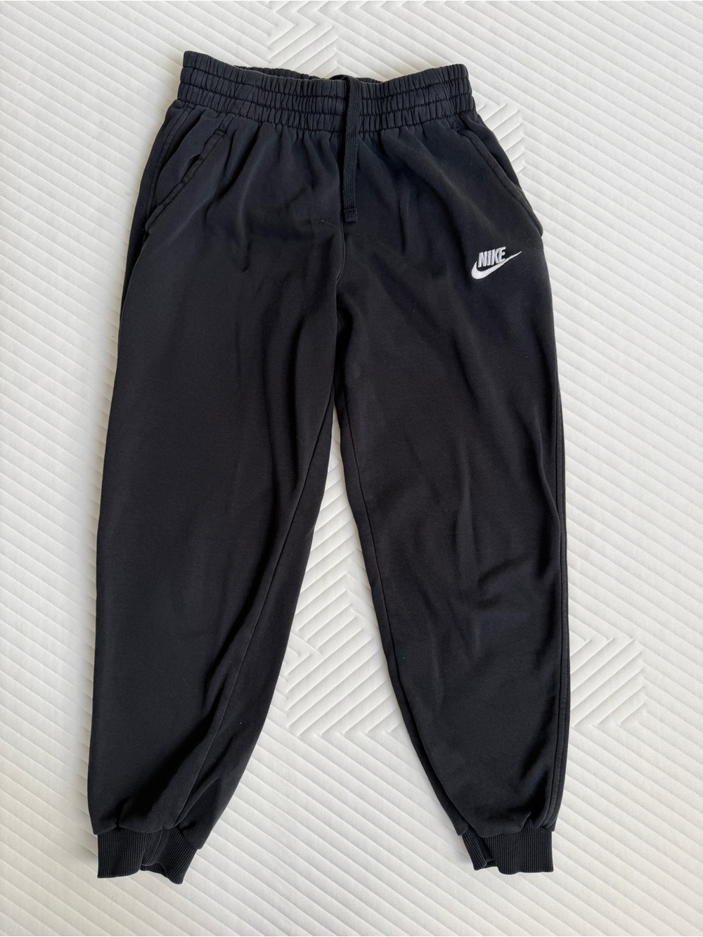 Nike Club Fleece Black Jogger Sweatpants Youth Large